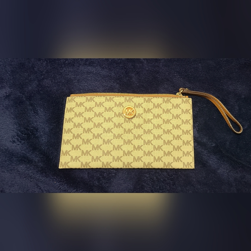 MICHAEL Kors Wristlet